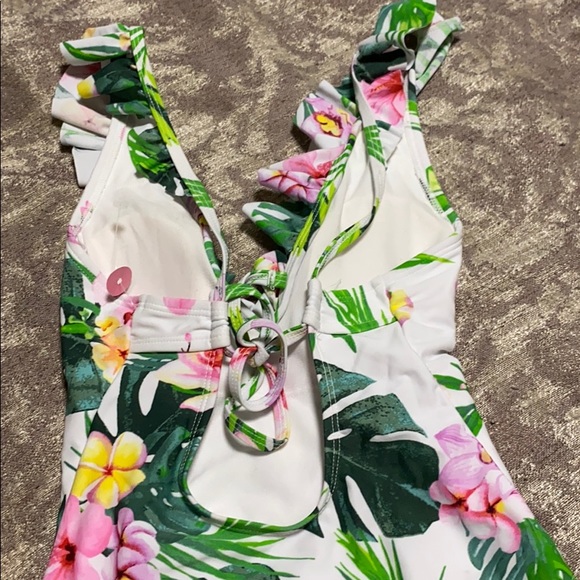 One pcs Ruffle Swimsuit - Picture 4 of 7